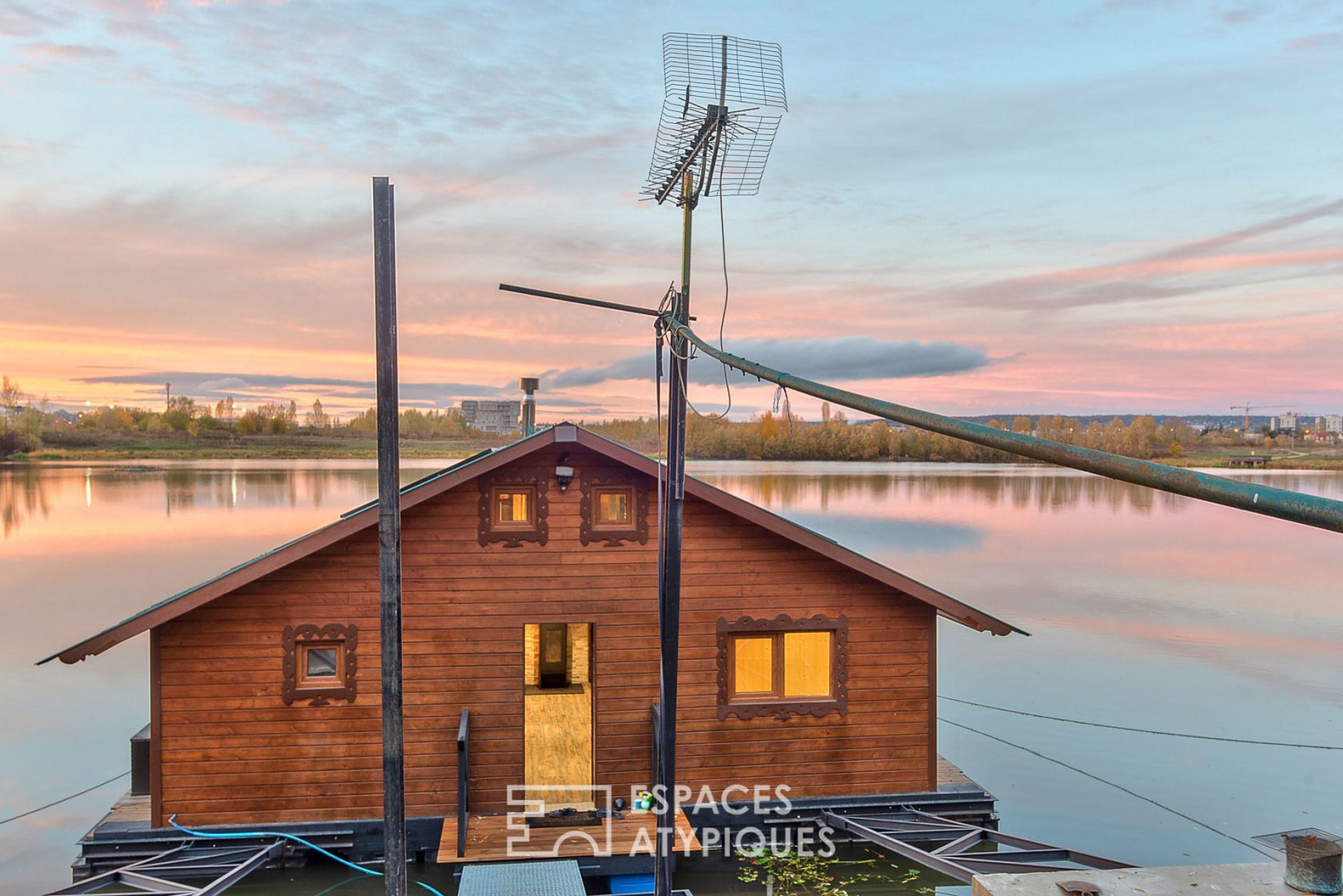 Maison flottante dans un parc naturel