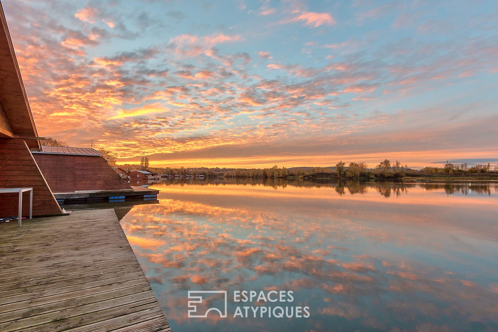 Maison flottante dans un parc naturel