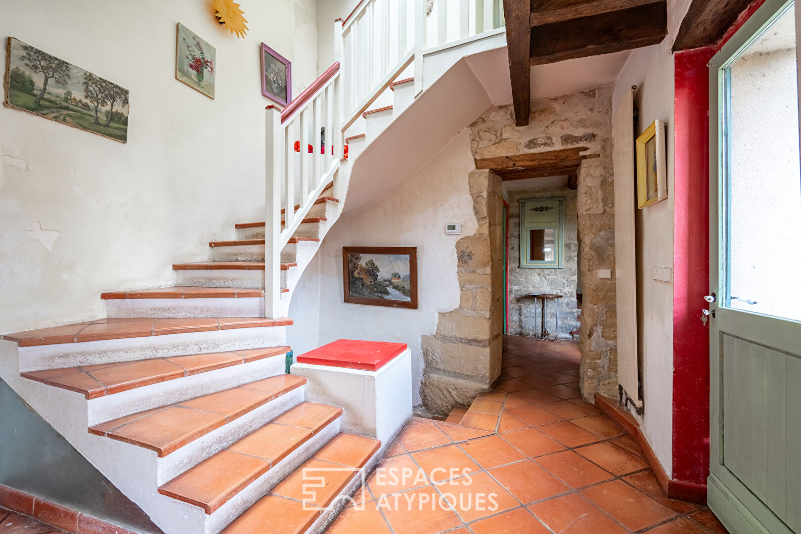 Old house and garden with exceptional views of the banks of the Seine and Paris.