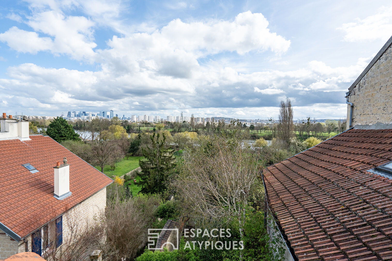 Maison ancienne et jardin avec vue exceptionnelle sur les bords de Seine et Paris.