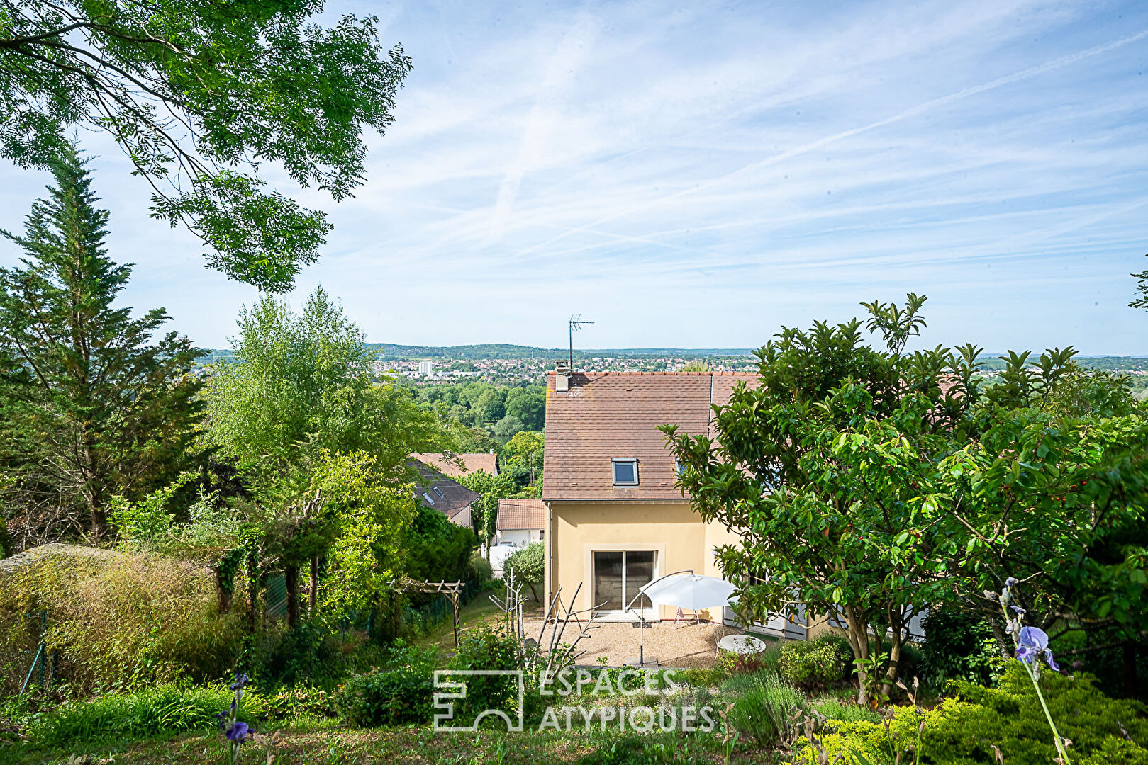 Jolie maison familiale dans son jardin à flanc de colline avec vue Seine