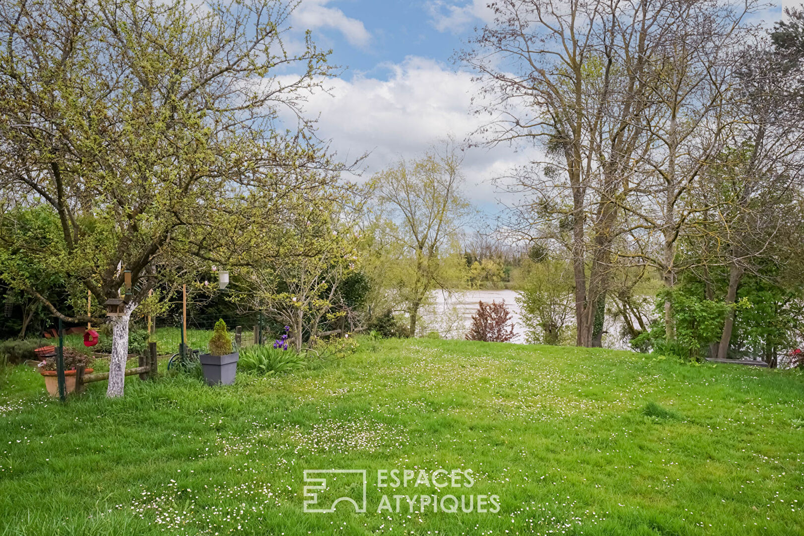 Maison ancienne avec extension sur une ile vue Seine