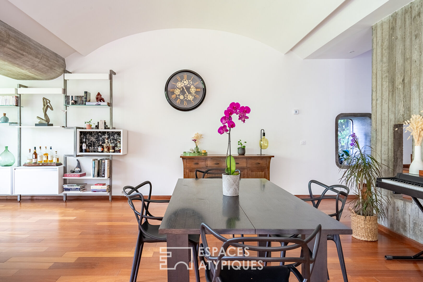 Maison d’architecte à la toiture papillon avec vue
