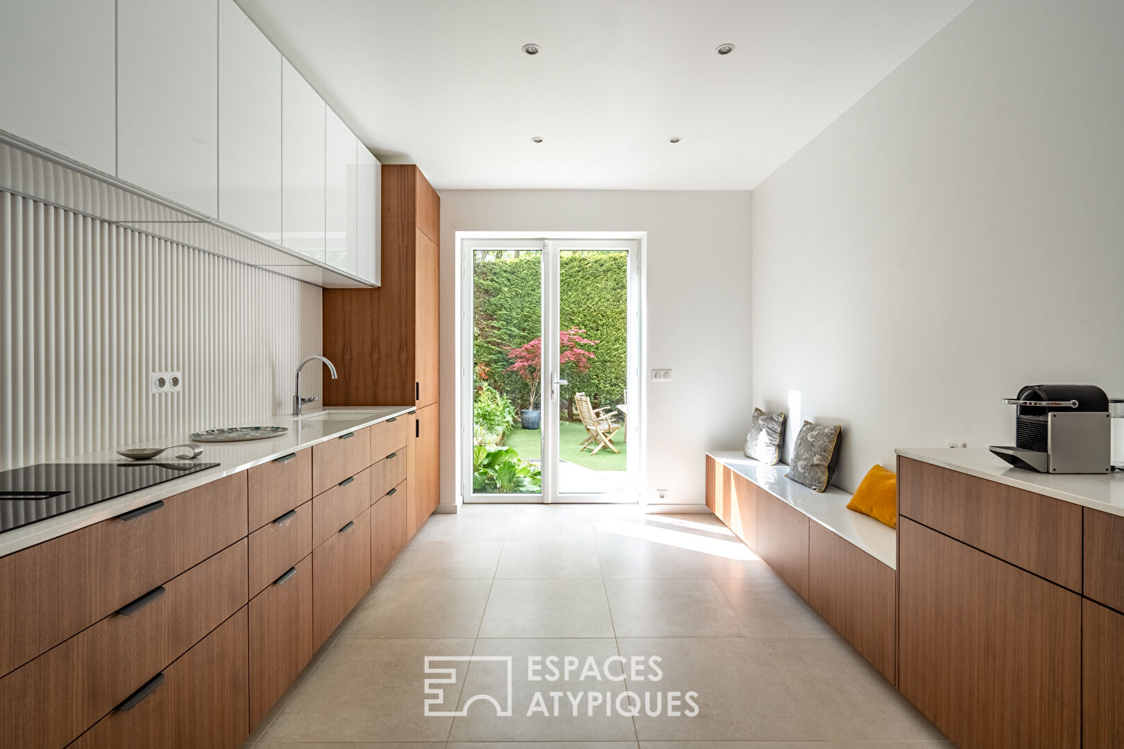 Maison d’architecte à la toiture papillon avec vue