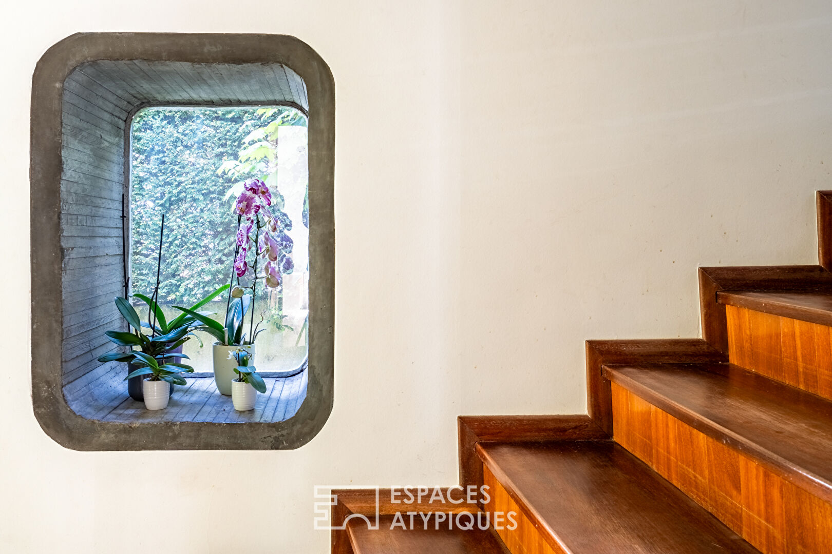 Maison d’architecte à la toiture papillon avec vue