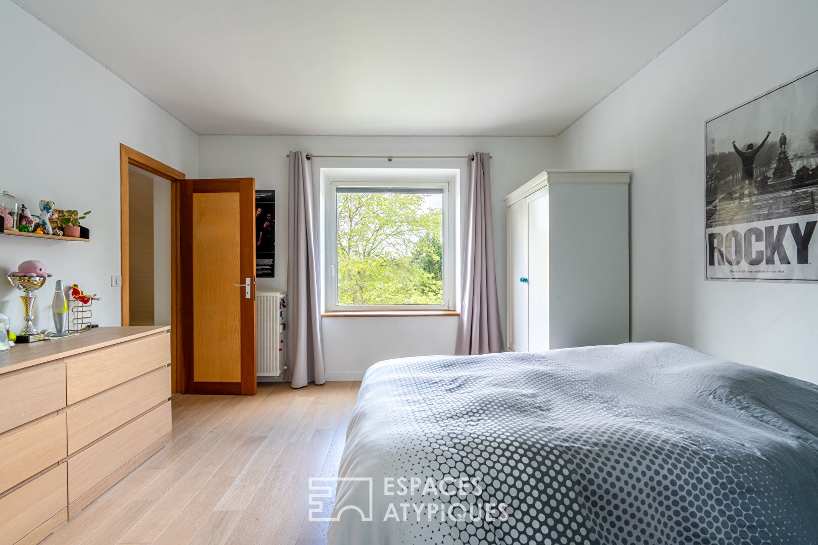Maison d’architecte à la toiture papillon avec vue