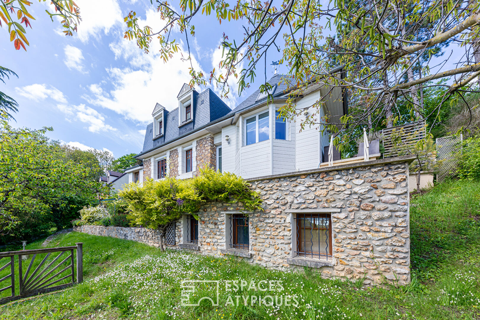 Meulière avec extensions en bardage bois : maison familiale avec jardin et terrasses sur les coteaux de Vaux-sur-Seine