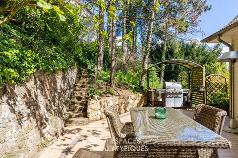 Meulière avec extensions en bardage bois : maison familiale avec jardin et terrasses sur les coteaux de Vaux-sur-Seine