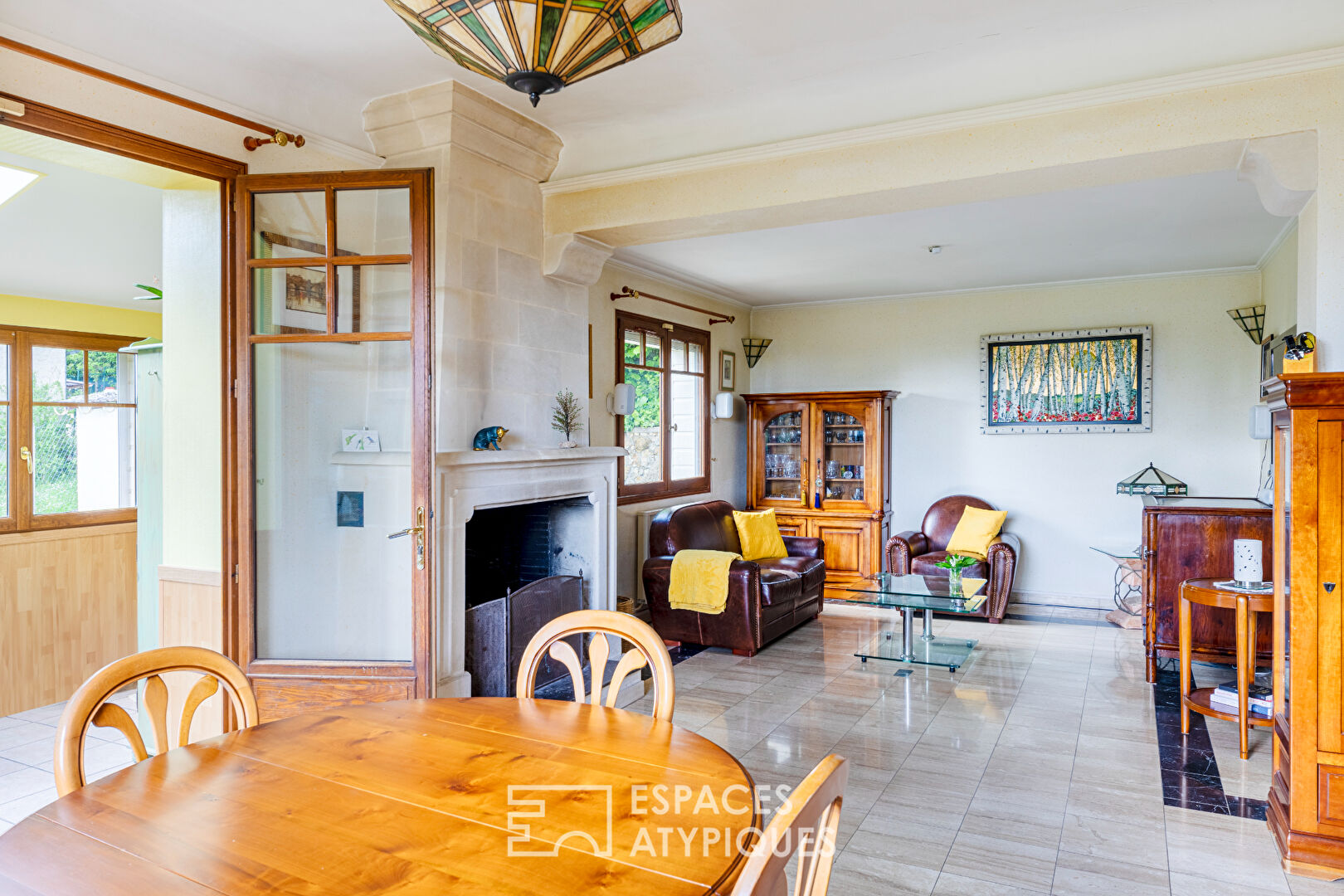 Meulière avec extensions en bardage bois : maison familiale avec jardin et terrasses sur les coteaux de Vaux-sur-Seine