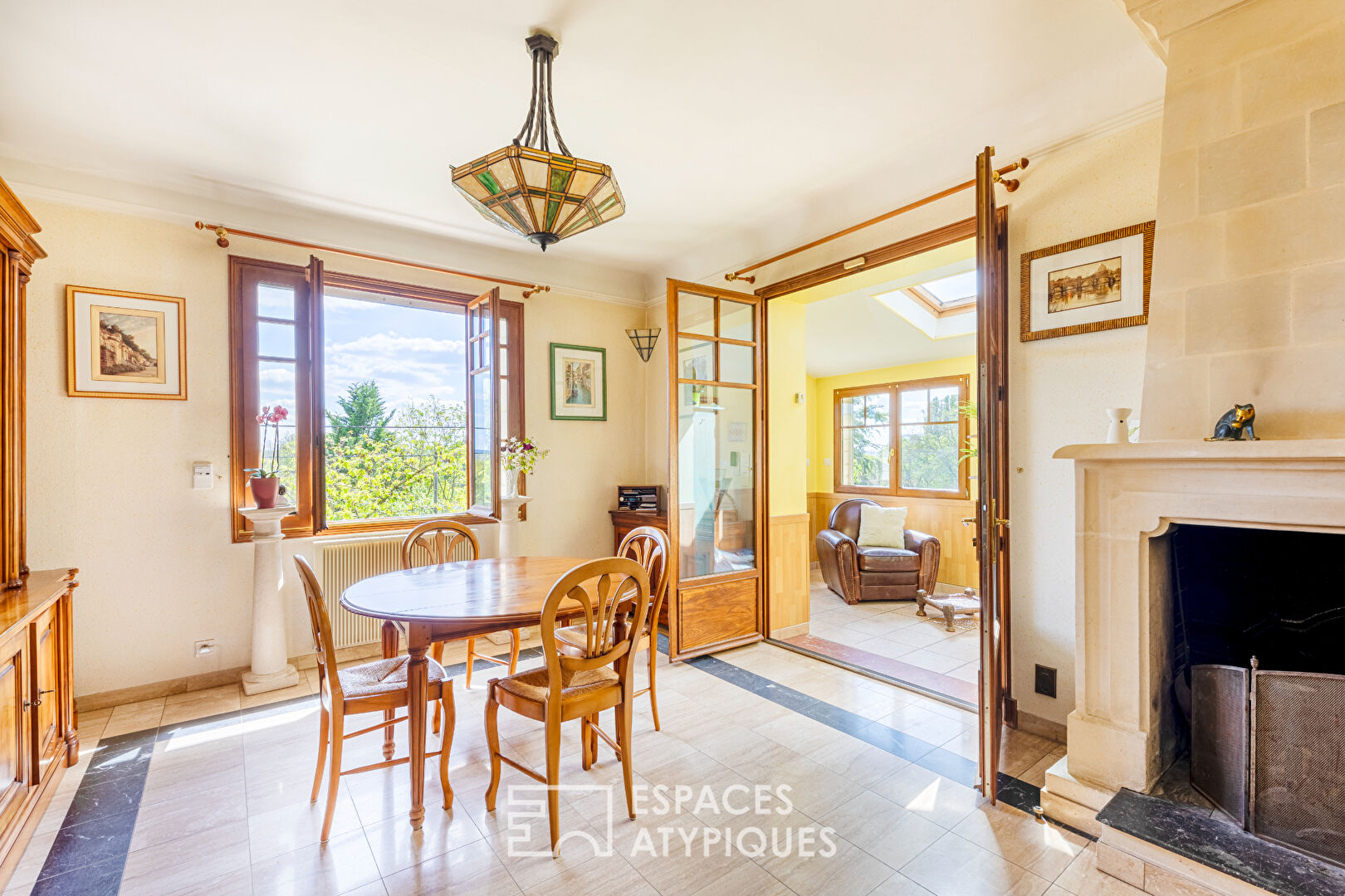 Meulière avec extensions en bardage bois : maison familiale avec jardin et terrasses sur les coteaux de Vaux-sur-Seine