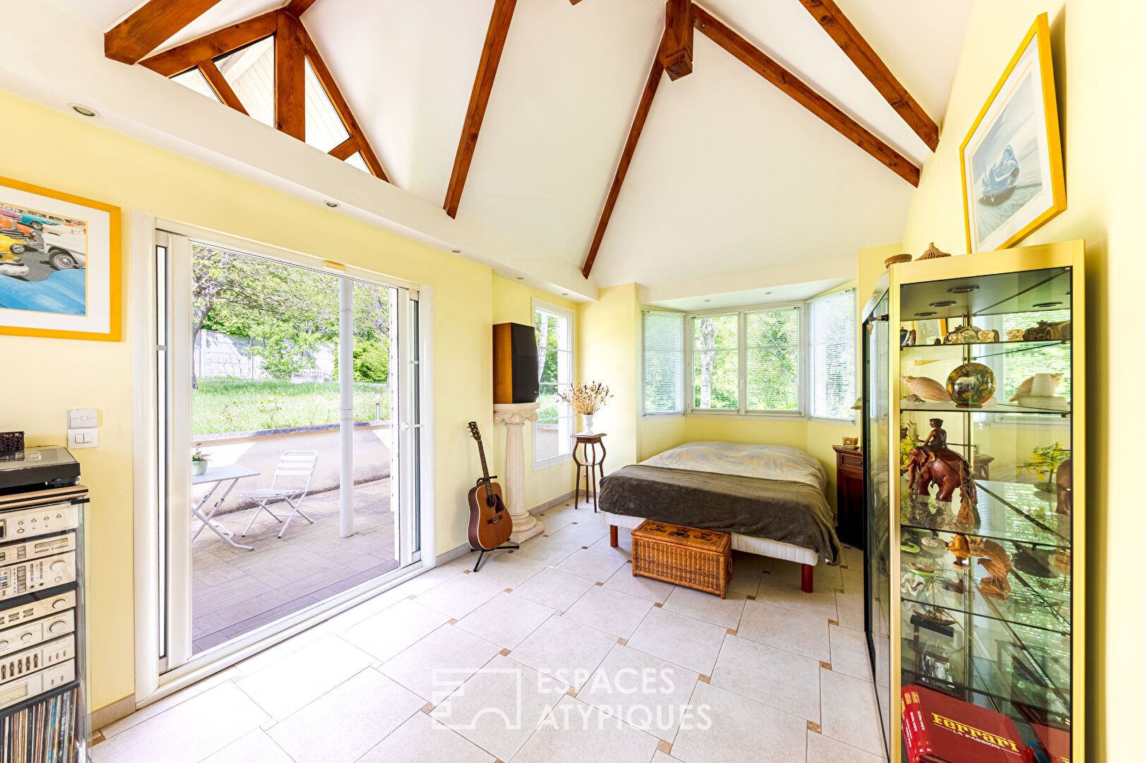 Meulière avec extensions en bardage bois : maison familiale avec jardin et terrasses sur les coteaux de Vaux-sur-Seine