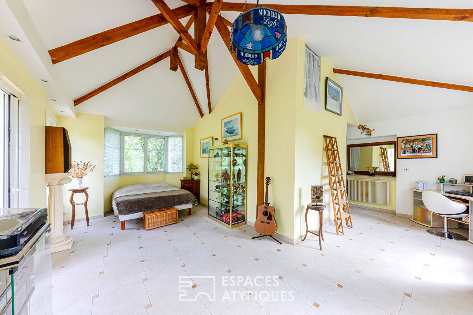 Meulière avec extensions en bardage bois : maison familiale avec jardin et terrasses sur les coteaux de Vaux-sur-Seine