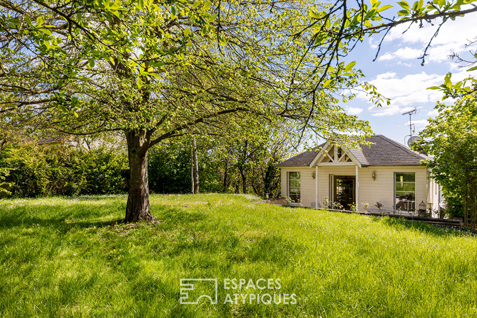 Meulière avec extensions en bardage bois : maison familiale avec jardin et terrasses sur les coteaux de Vaux-sur-Seine