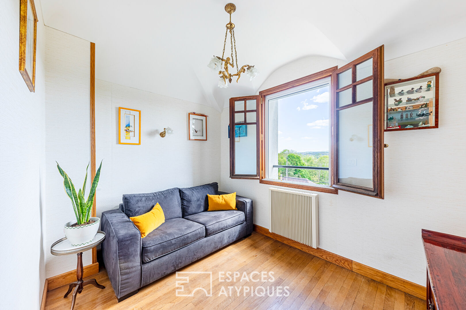 Meulière avec extensions en bardage bois : maison familiale avec jardin et terrasses sur les coteaux de Vaux-sur-Seine