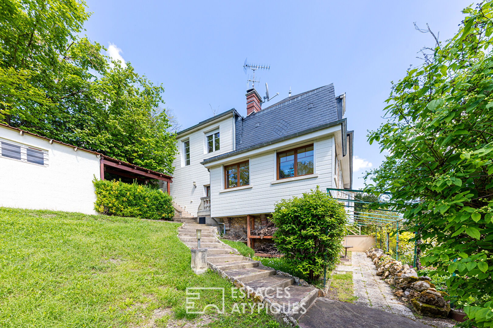 Meulière avec extensions en bardage bois : maison familiale avec jardin et terrasses sur les coteaux de Vaux-sur-Seine