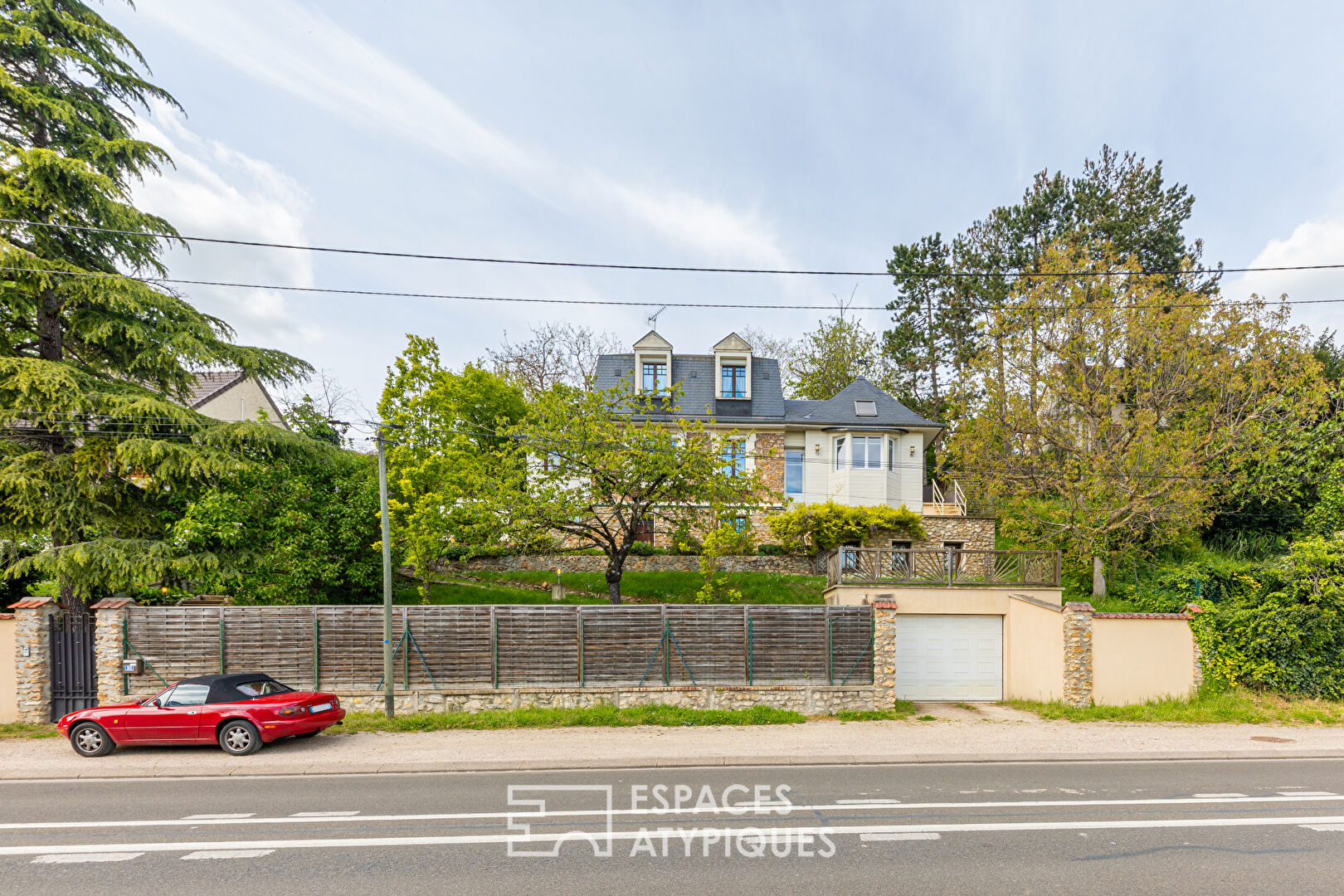 Meulière avec extensions en bardage bois : maison familiale avec jardin et terrasses sur les coteaux de Vaux-sur-Seine