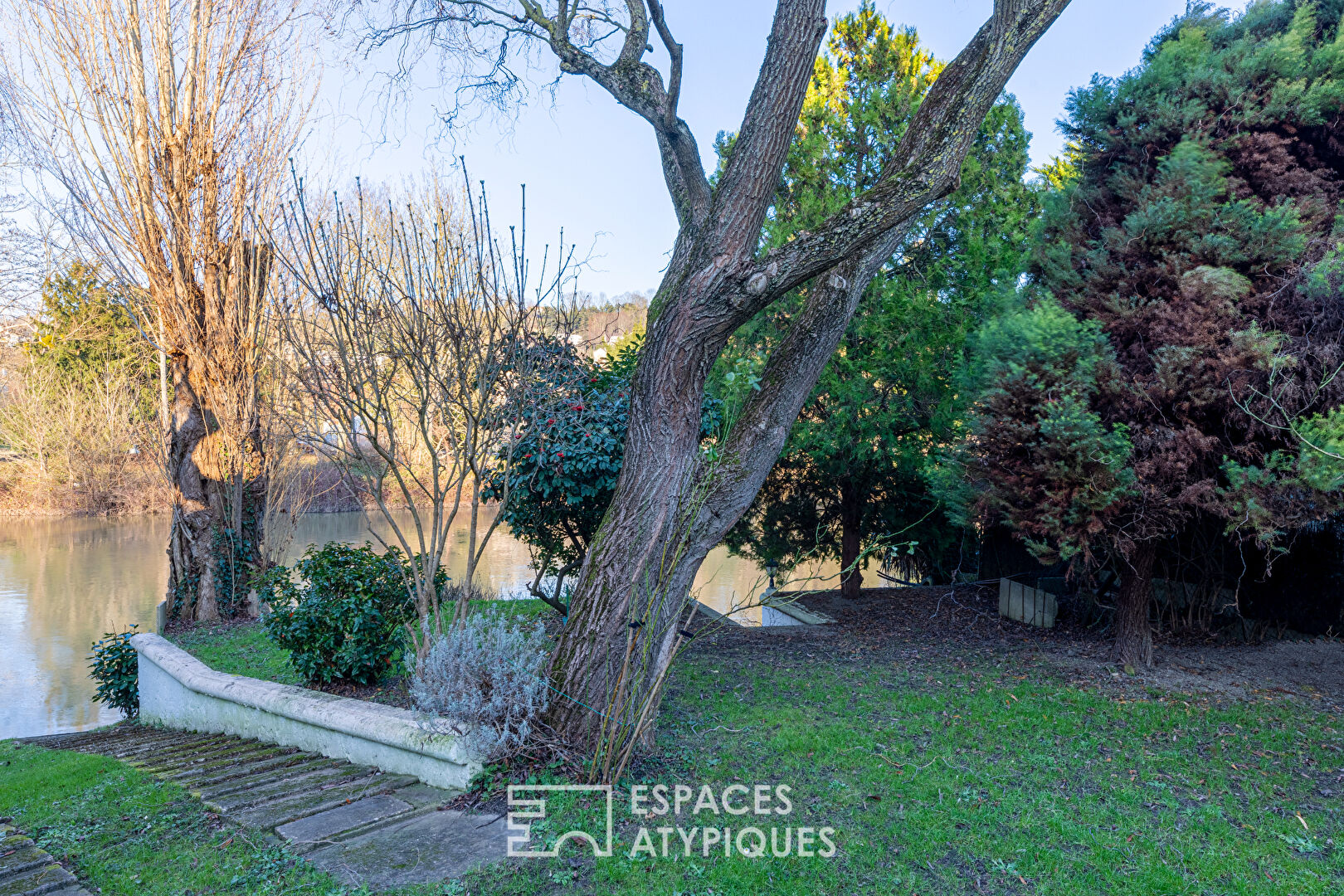 Maison familiale sur une île privée en bord de Seine