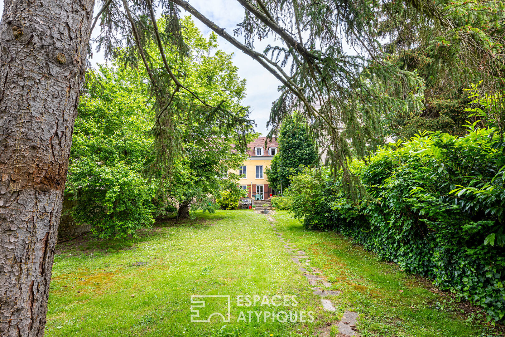 17th century residence with garden and luminous glass roof near the Seine