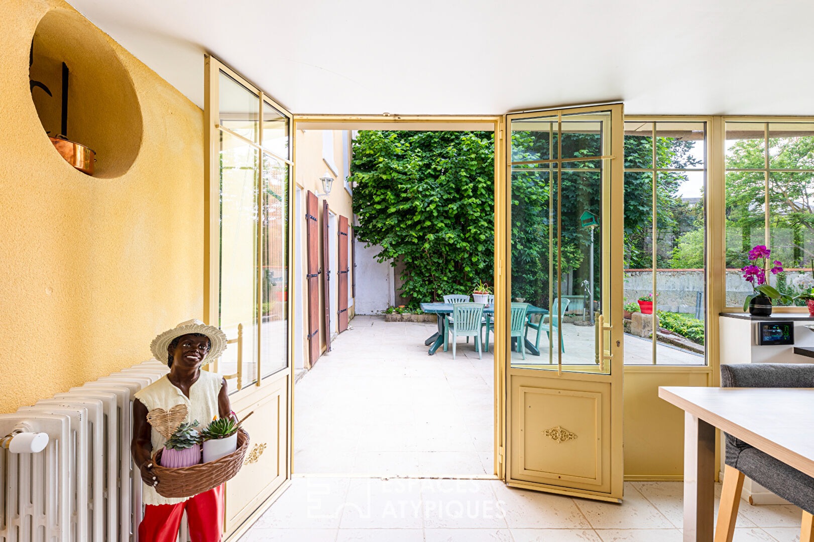 17th century residence with garden and luminous glass roof near the Seine