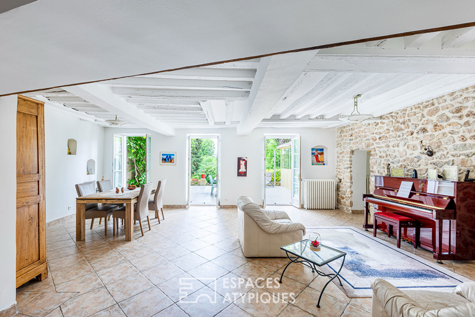 17th century residence with garden and luminous glass roof near the Seine