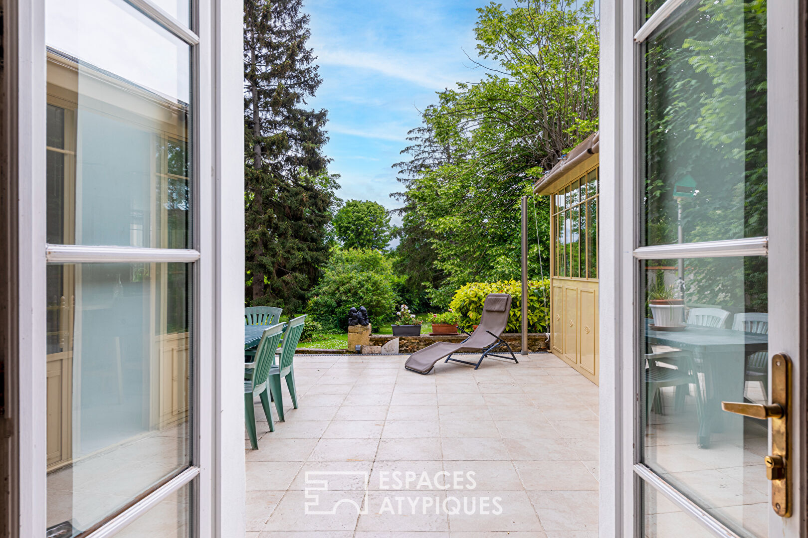 17th century residence with garden and luminous glass roof near the Seine