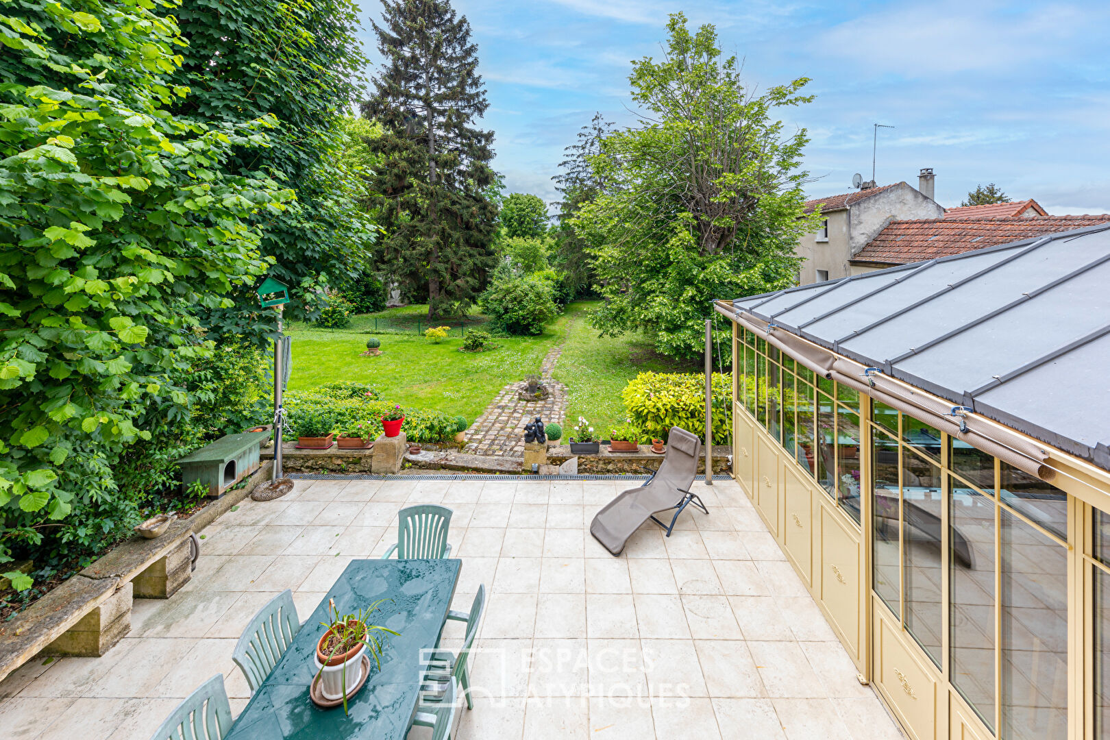 17th century residence with garden and luminous glass roof near the Seine