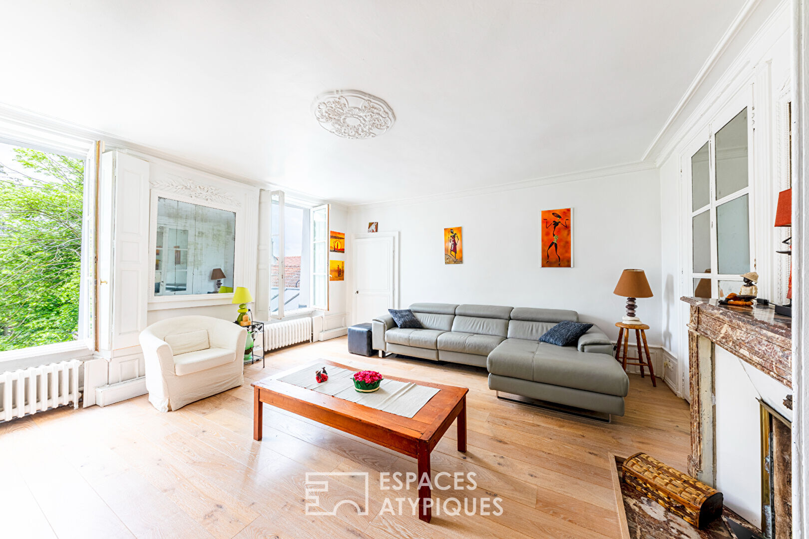 17th century residence with garden and luminous glass roof near the Seine