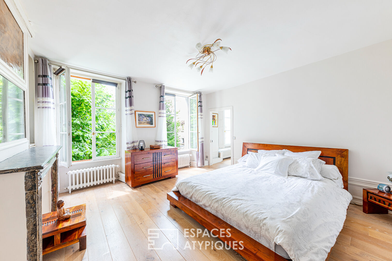 17th century residence with garden and luminous glass roof near the Seine