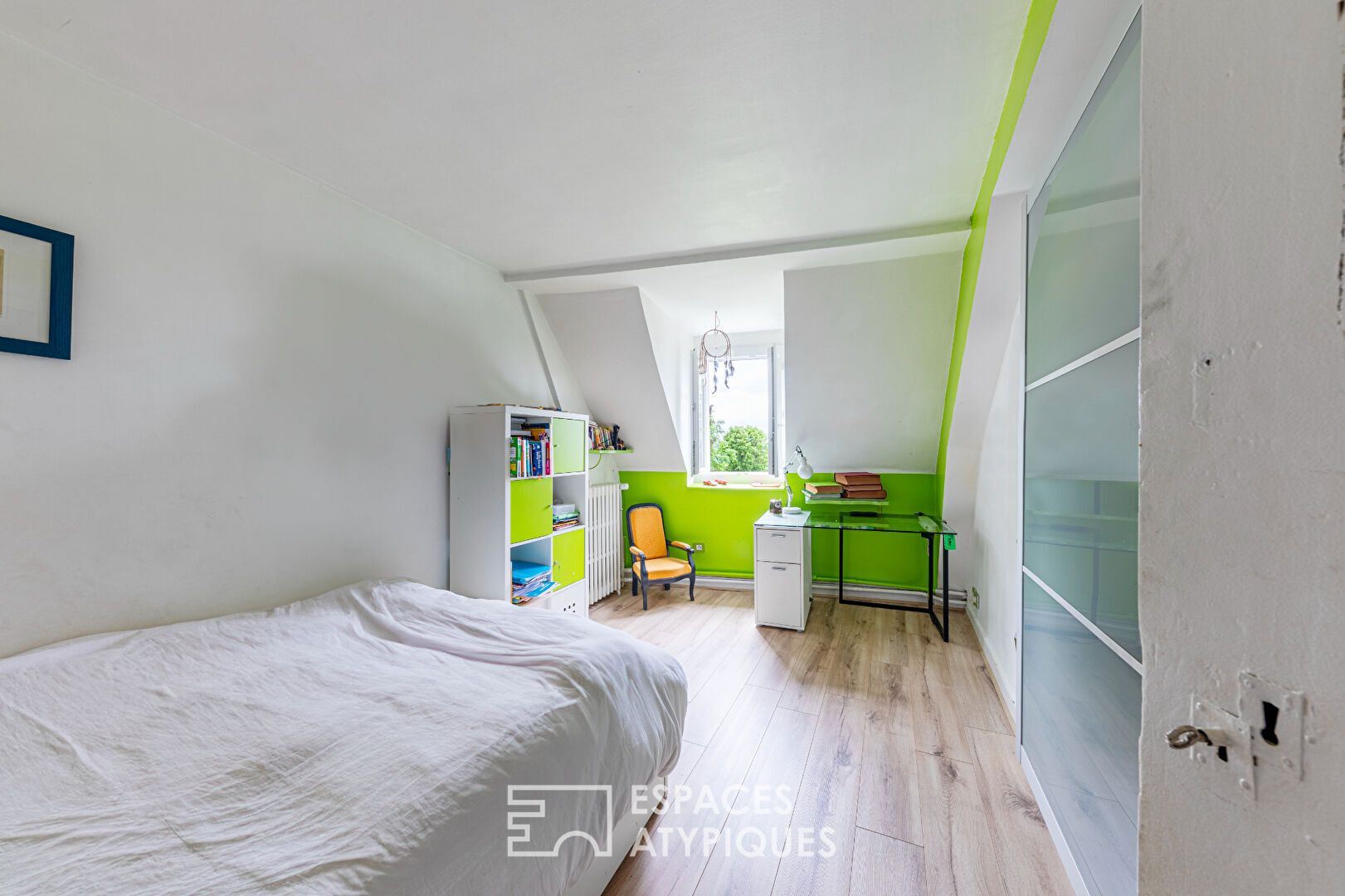 17th century residence with garden and luminous glass roof near the Seine