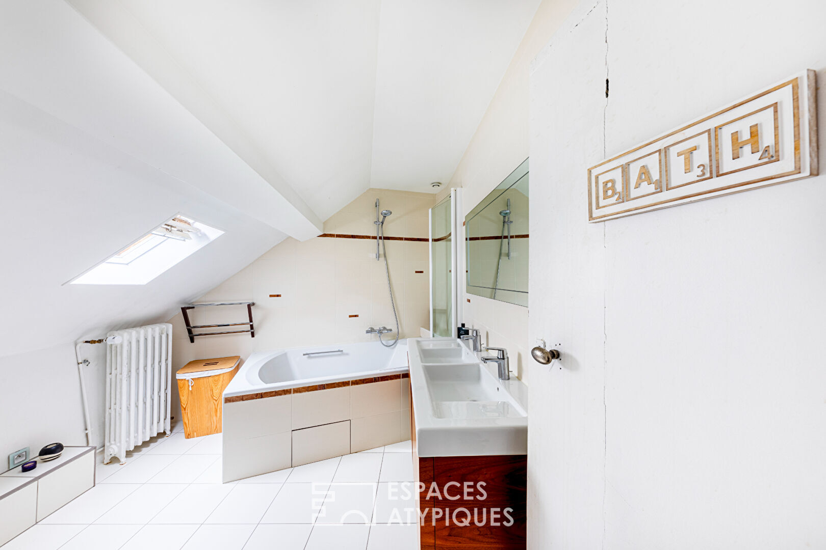17th century residence with garden and luminous glass roof near the Seine