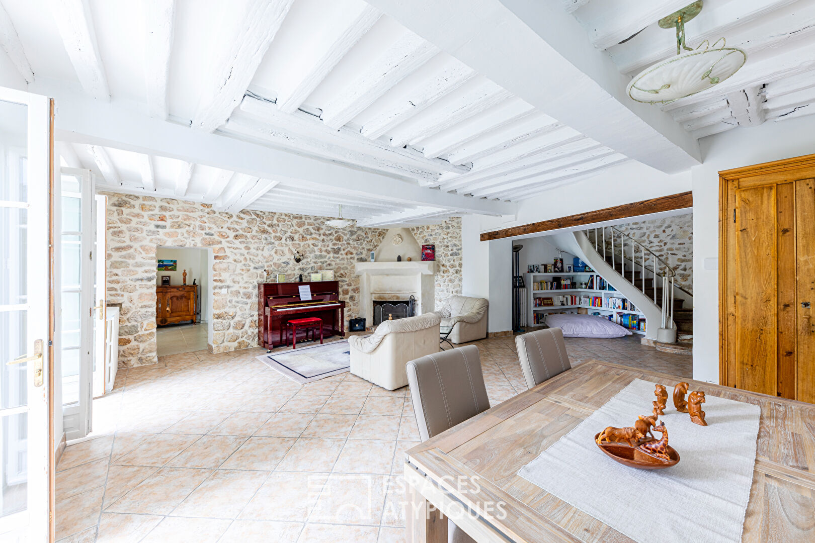 17th century residence with garden and luminous glass roof near the Seine