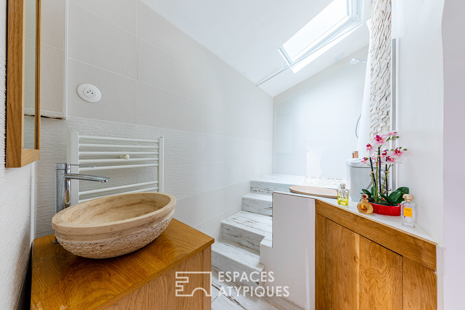 17th century residence with garden and luminous glass roof near the Seine