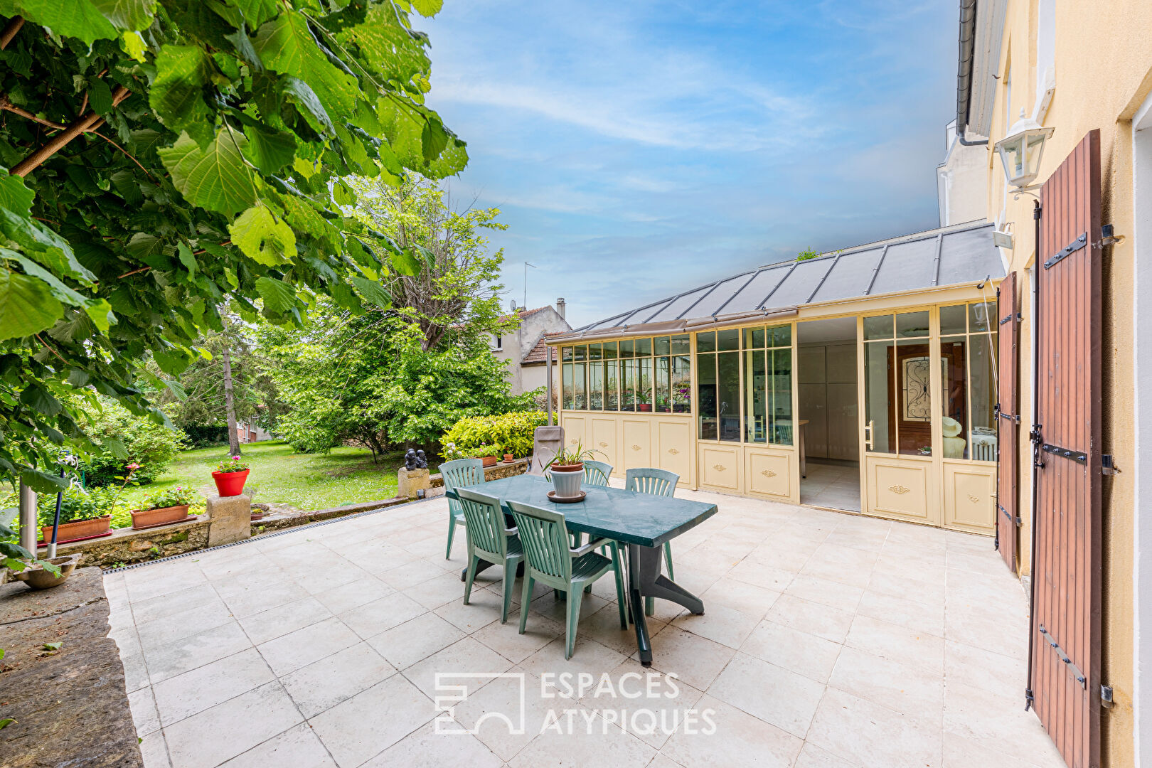 17th century residence with garden and luminous glass roof near the Seine