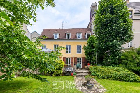 17th century residence with garden and luminous glass roof near the Seine