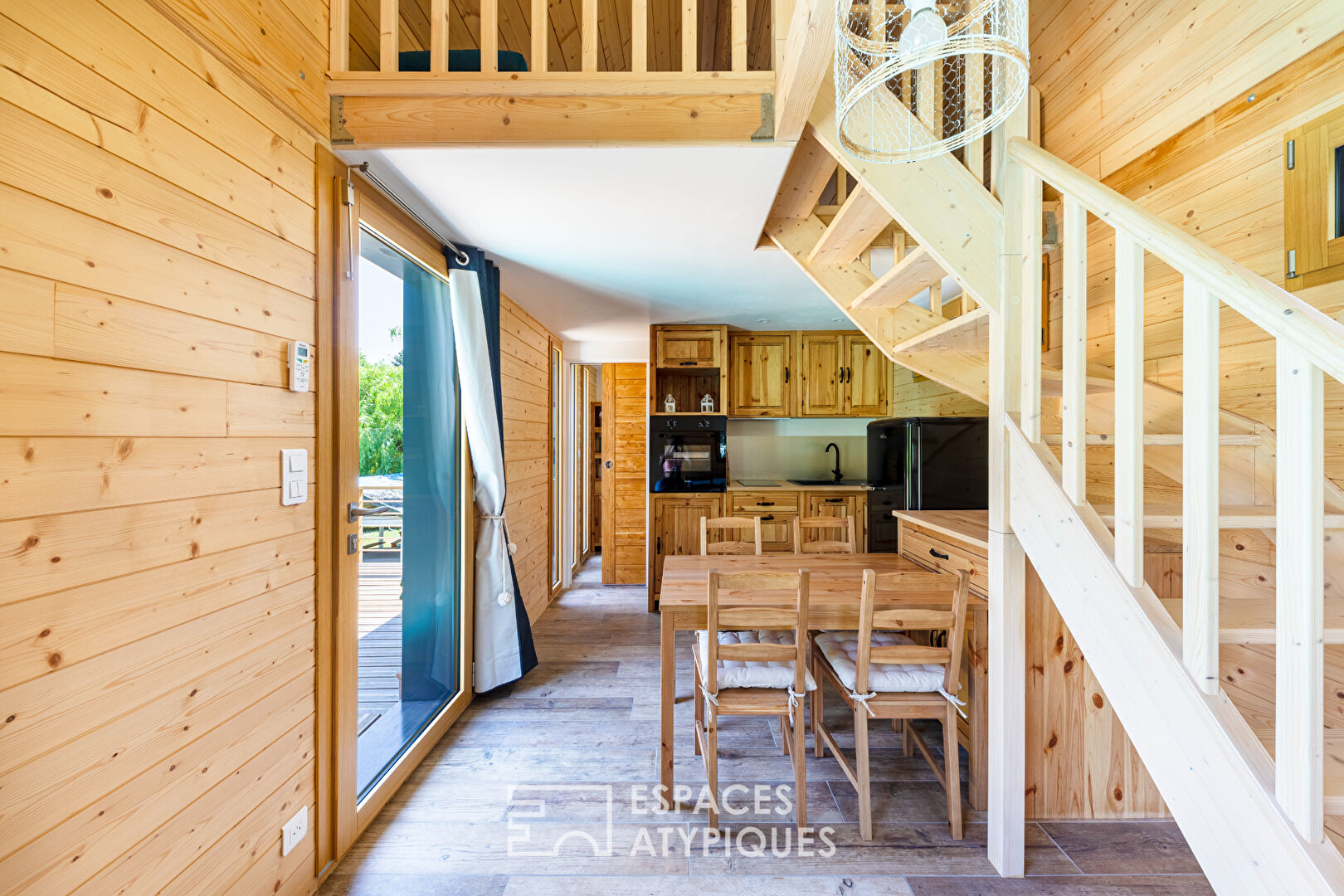 Maison sur île privée avec dépendance d’architecte, piscine et ponton privatif