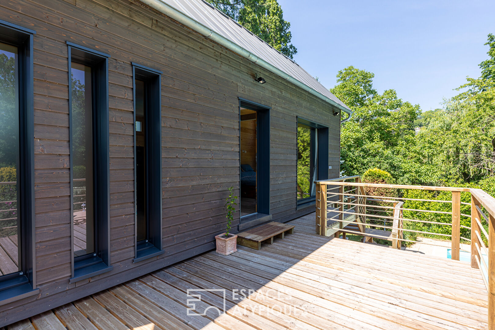 Maison sur île privée avec dépendance d’architecte, piscine et ponton privatif
