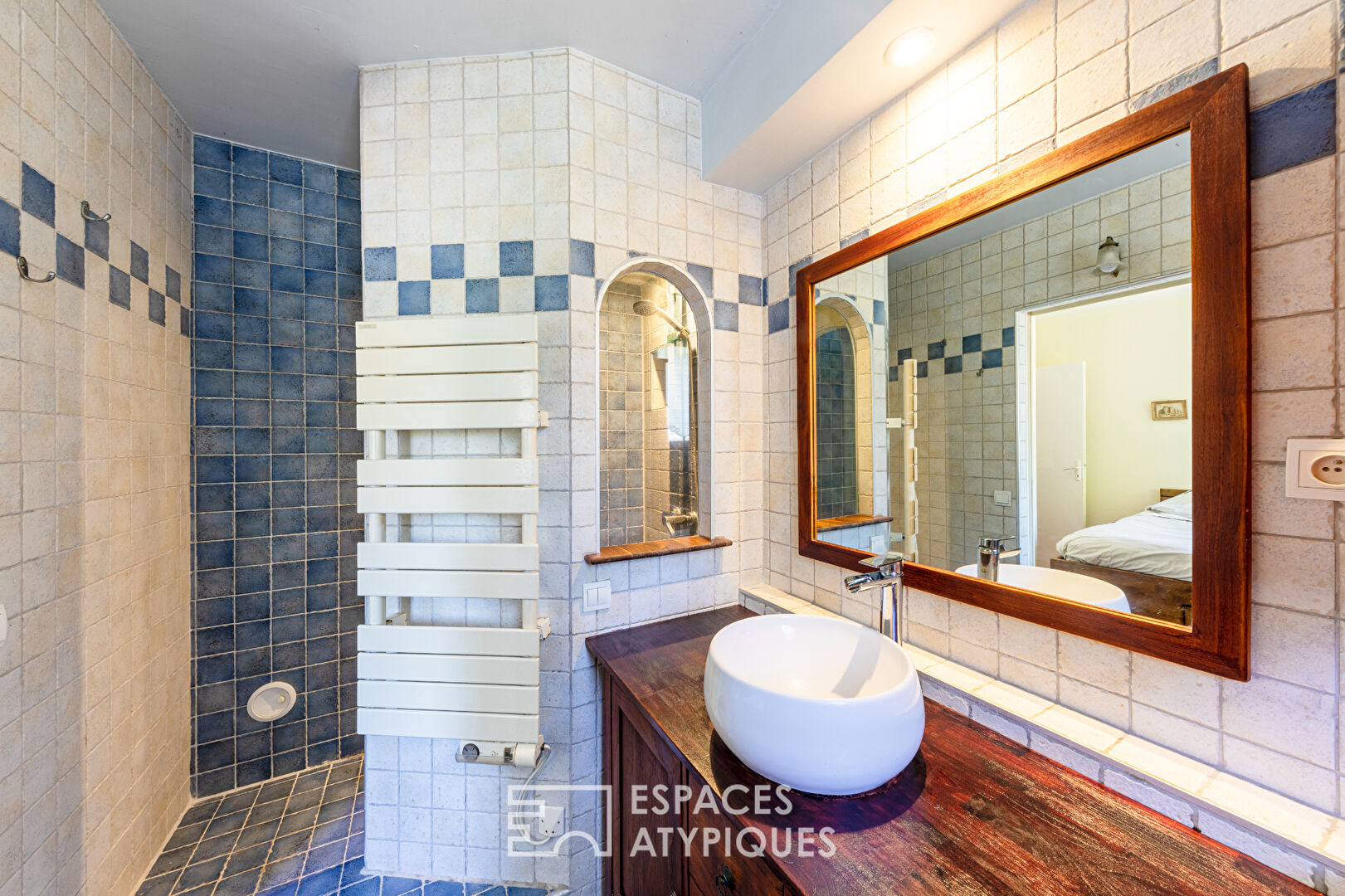 Maison sur île privée avec dépendance d’architecte, piscine et ponton privatif
