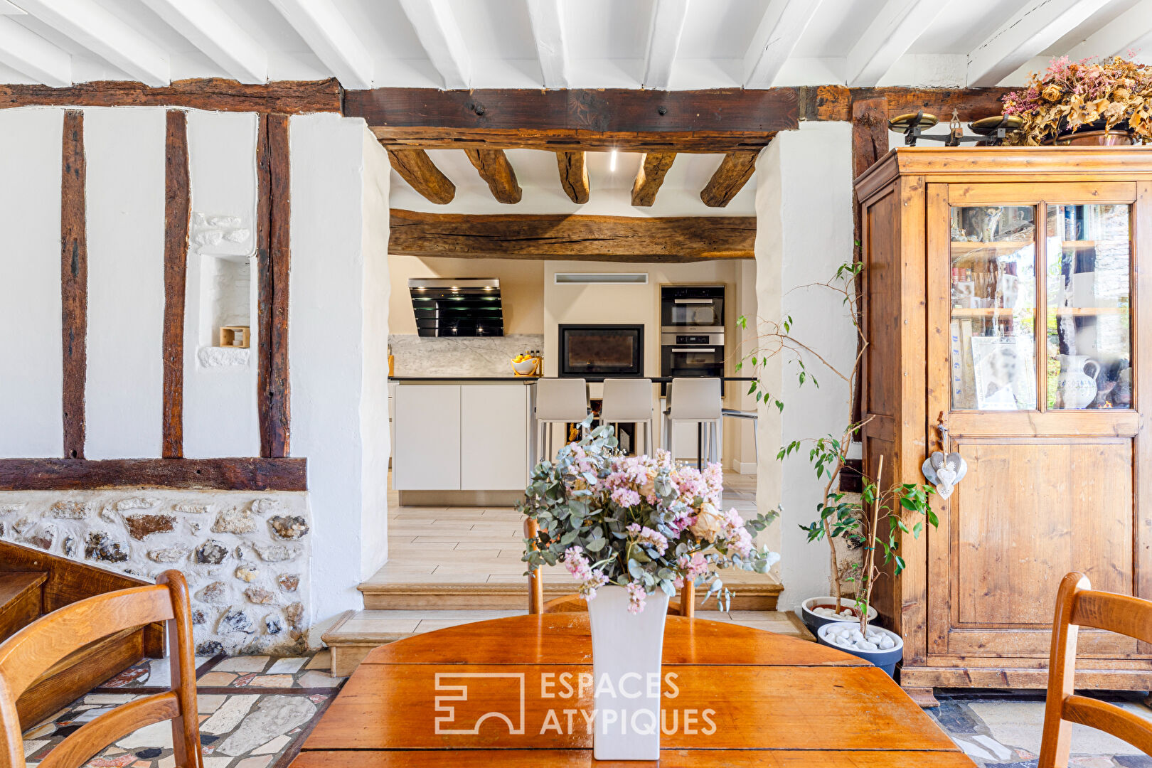 Charme atypique pour cette maison historique dans le centre ancien de Buchelay