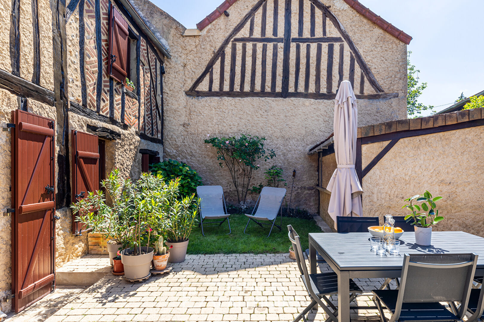 Charme atypique pour cette maison historique dans le centre ancien de Buchelay