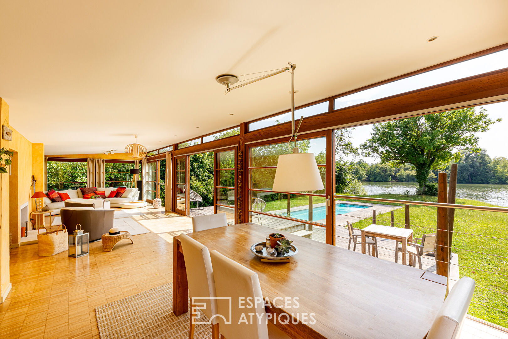 Meulière avec fabuleuse extension et piscine sur une île privée de la Seine