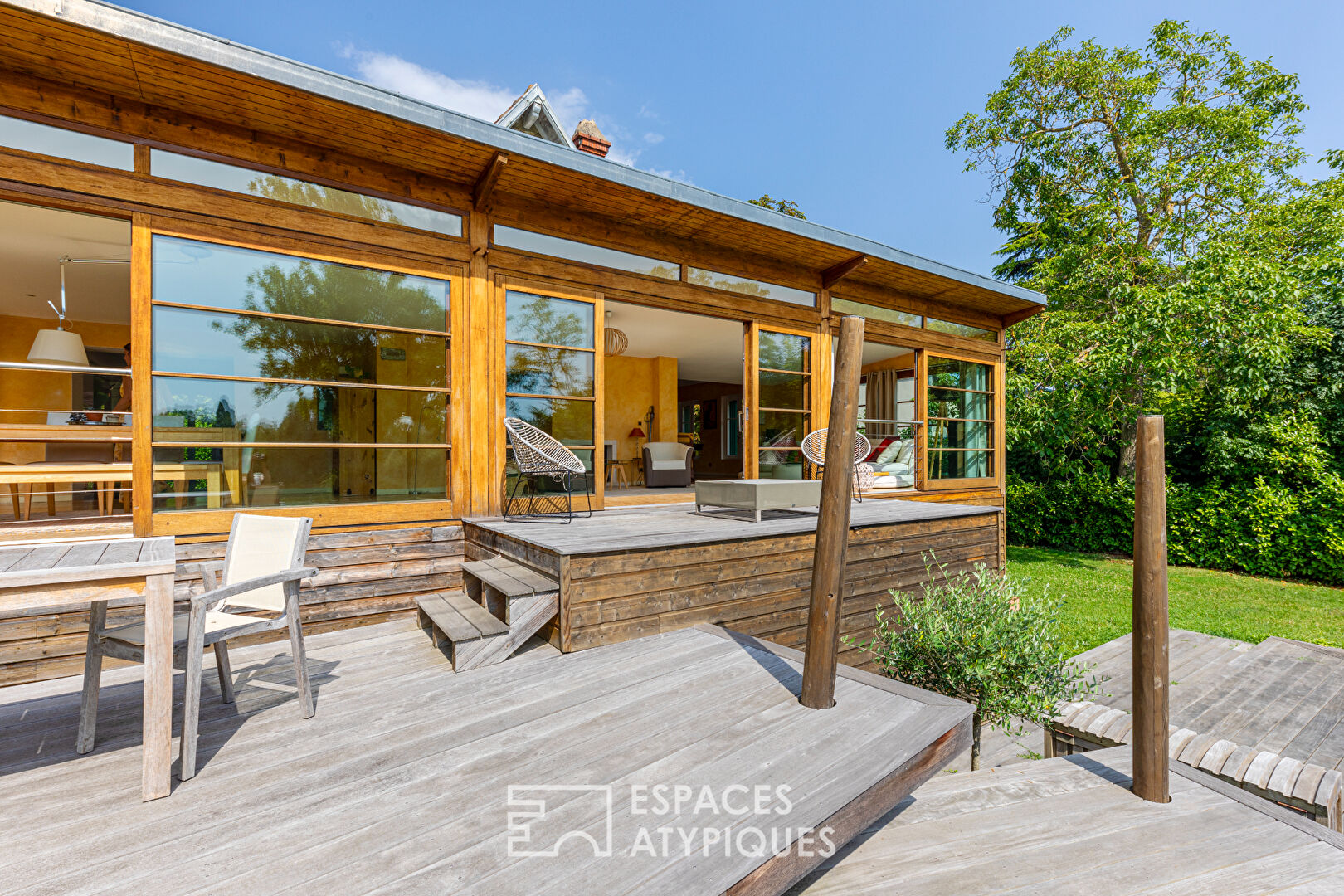 Meulière avec fabuleuse extension et piscine sur une île privée de la Seine