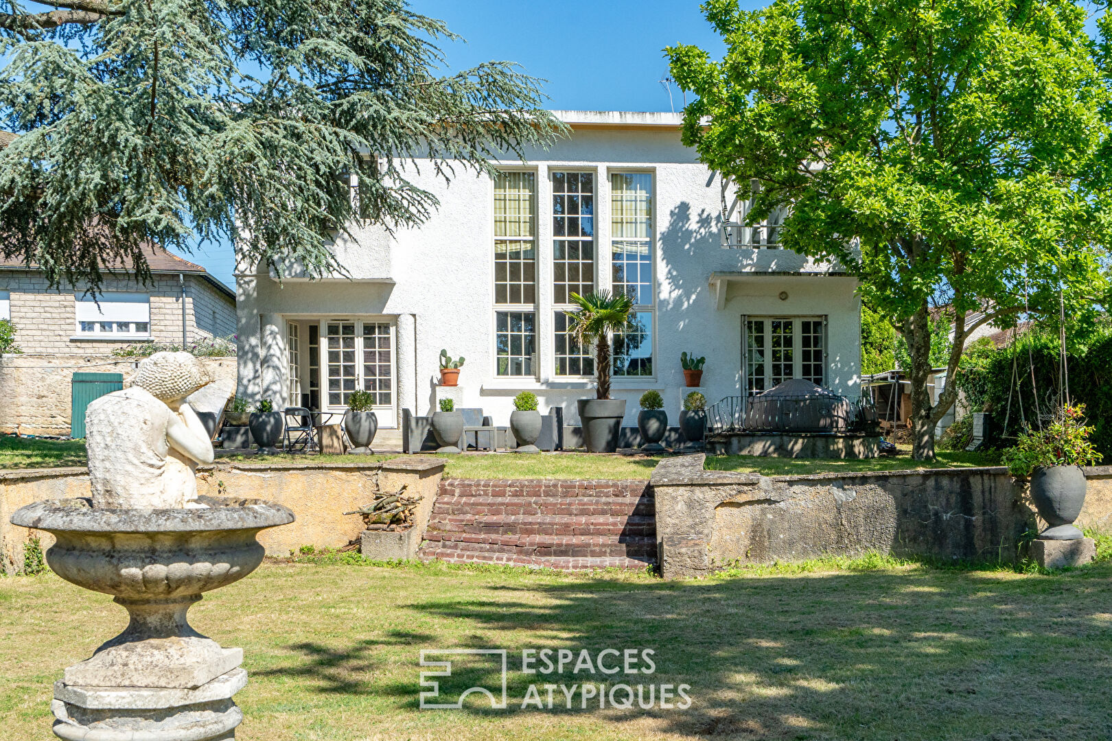 Maison des années 30 avec grand jardin arboré dans le centre du Perray