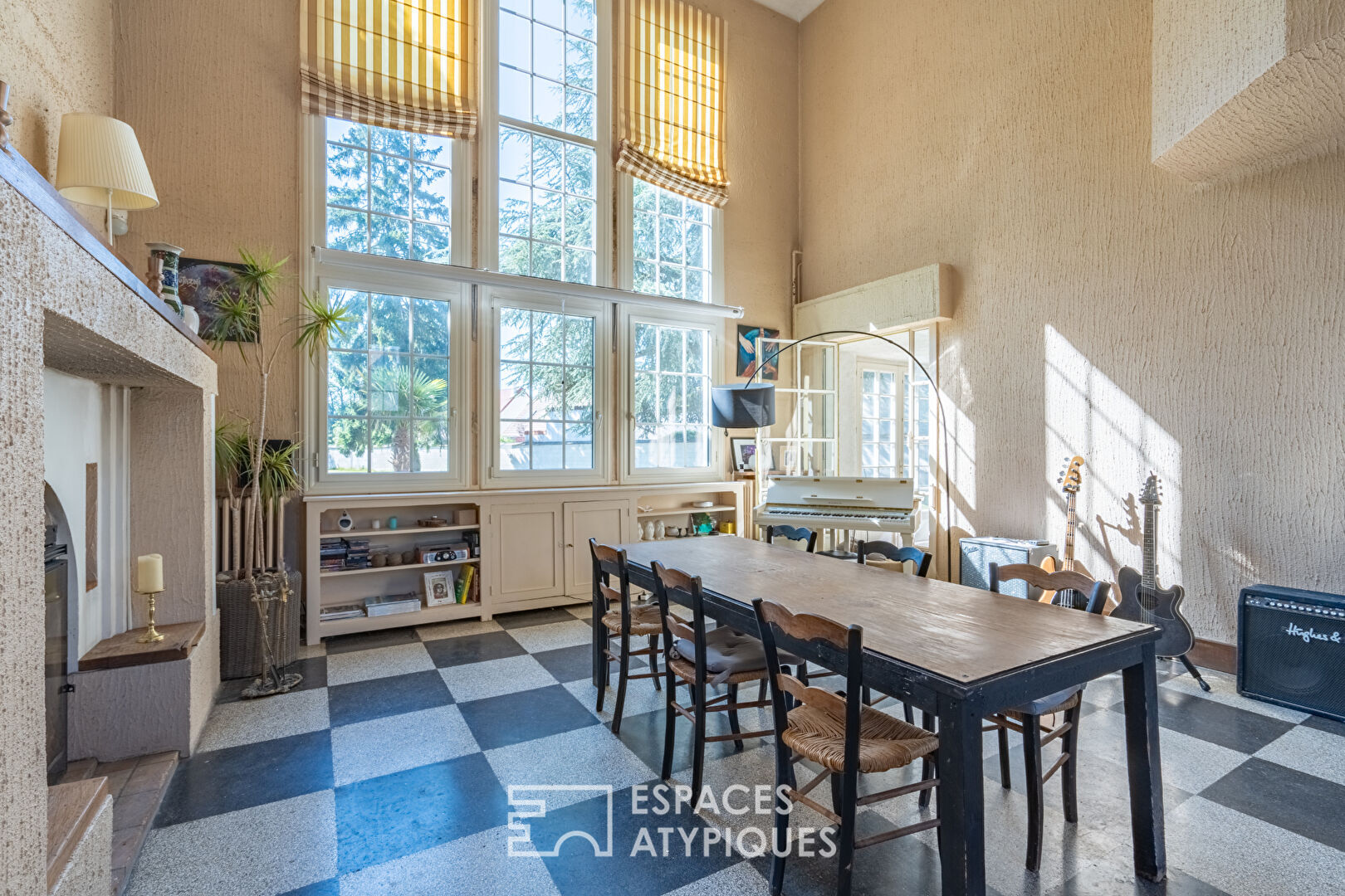 Maison des années 30 avec grand jardin arboré dans le centre du Perray