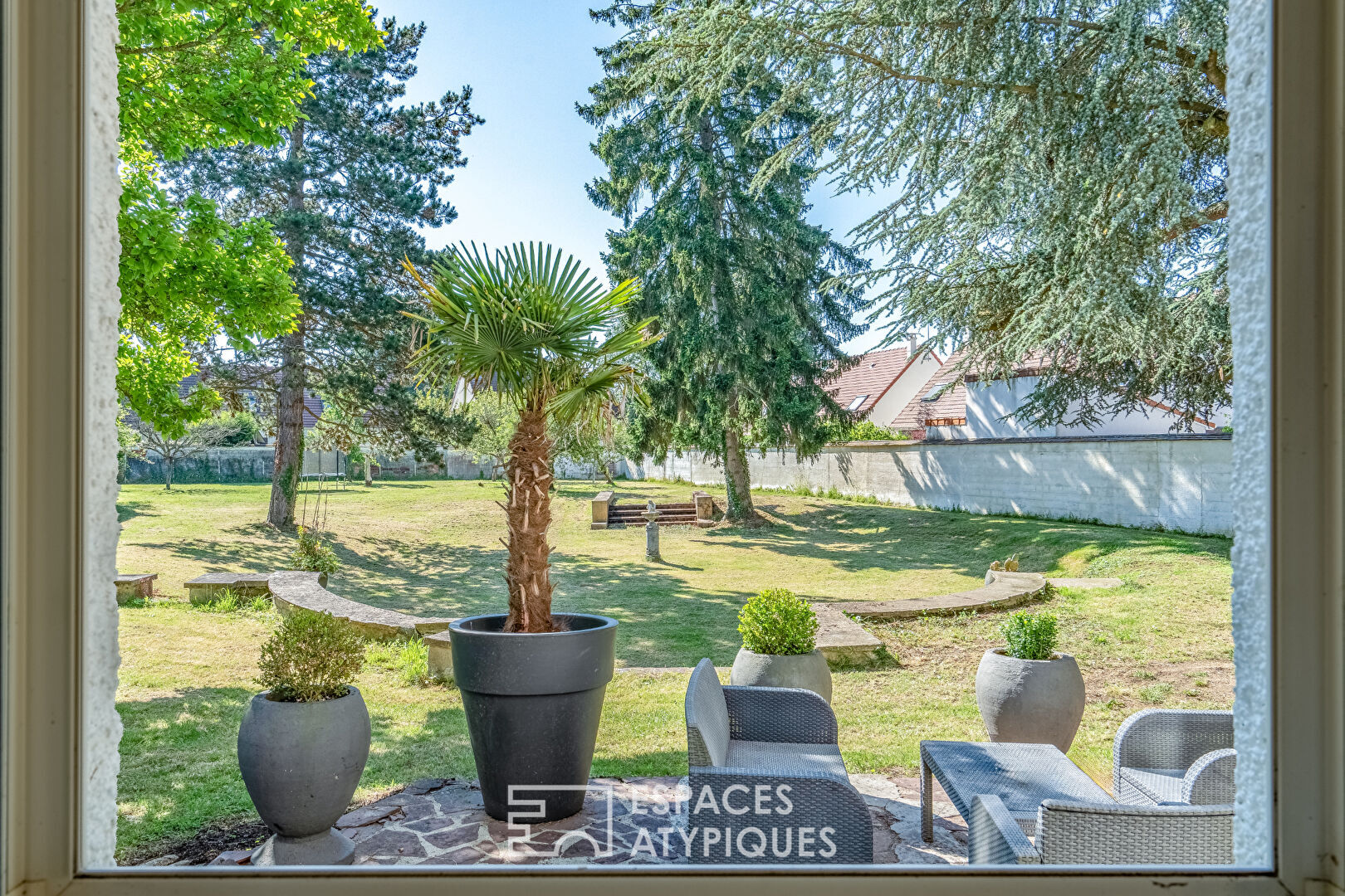 Maison des années 30 avec grand jardin arboré dans le centre du Perray