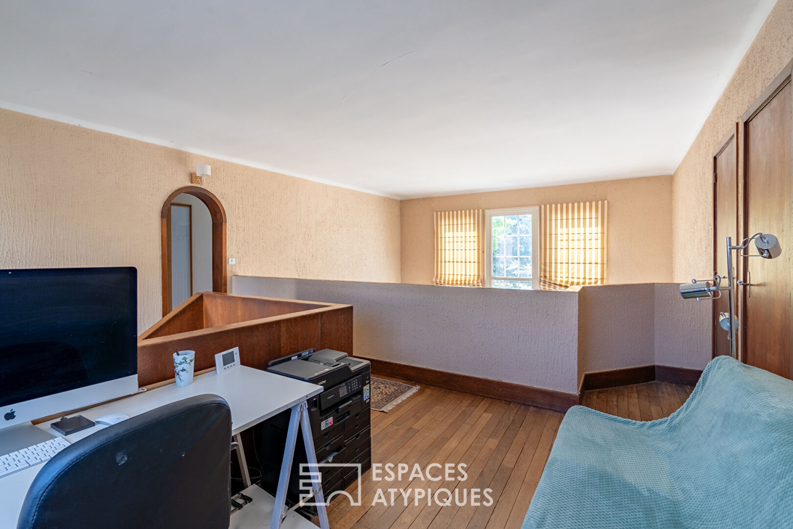 Maison des années 30 avec grand jardin arboré dans le centre du Perray