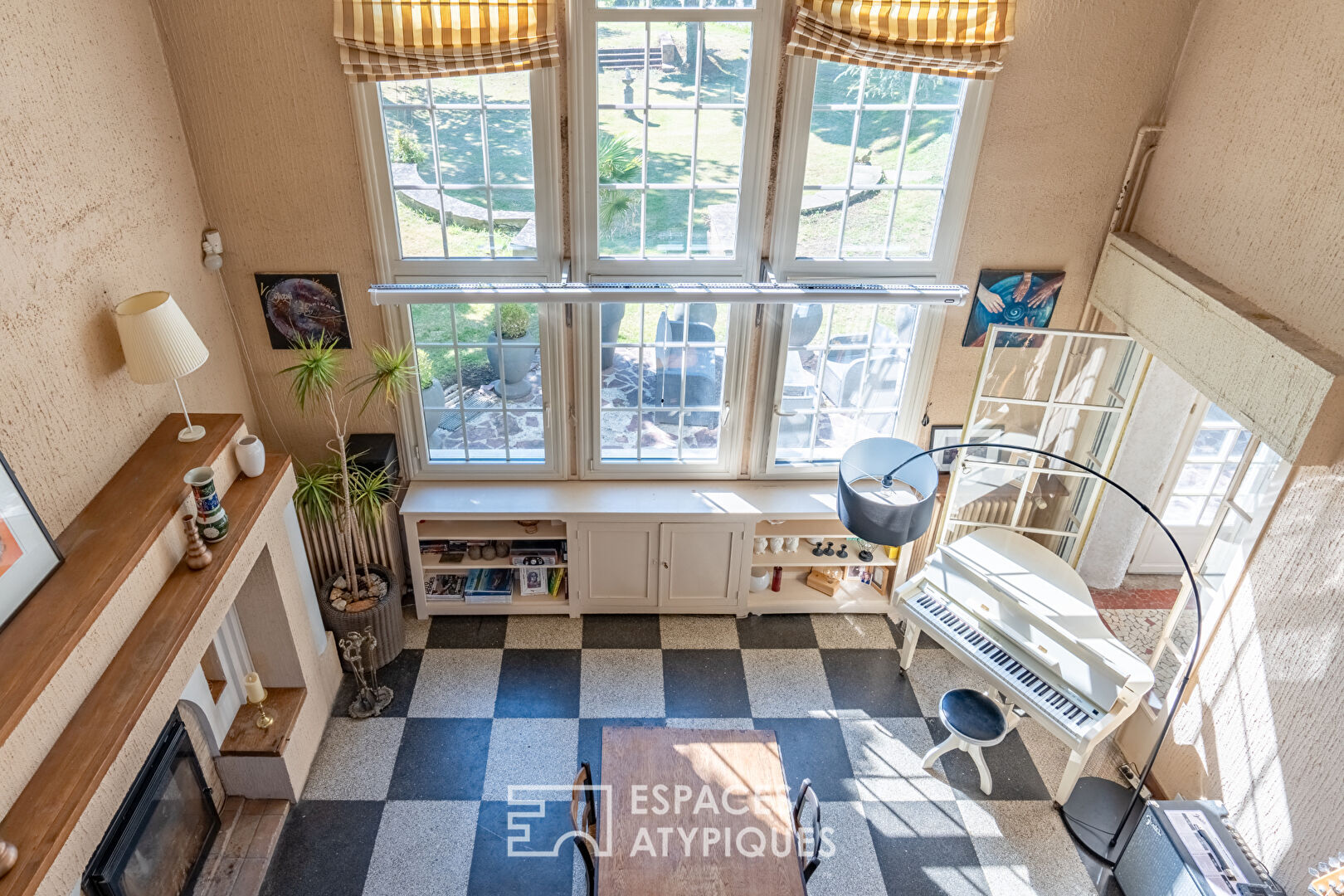 Maison des années 30 avec grand jardin arboré dans le centre du Perray