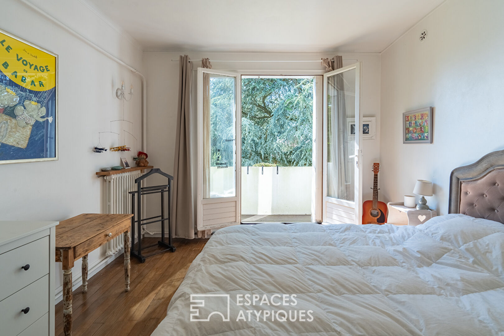 Maison des années 30 avec grand jardin arboré dans le centre du Perray