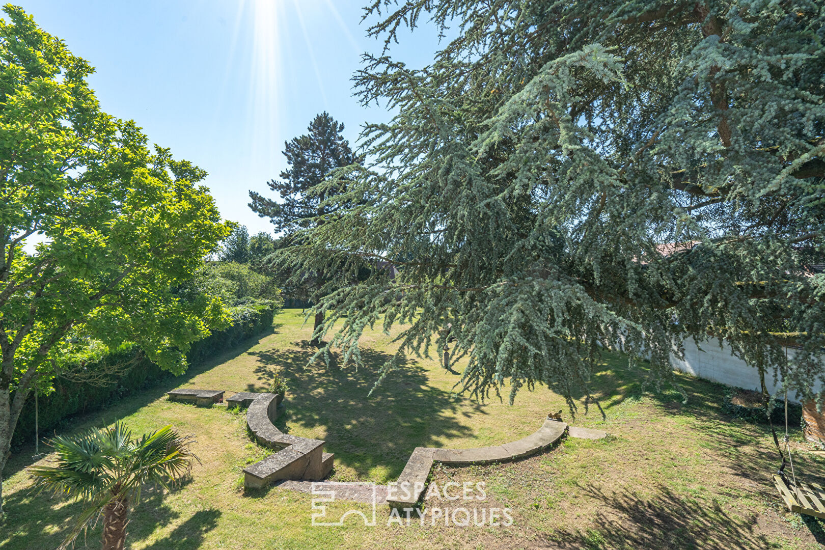 Maison des années 30 avec grand jardin arboré dans le centre du Perray