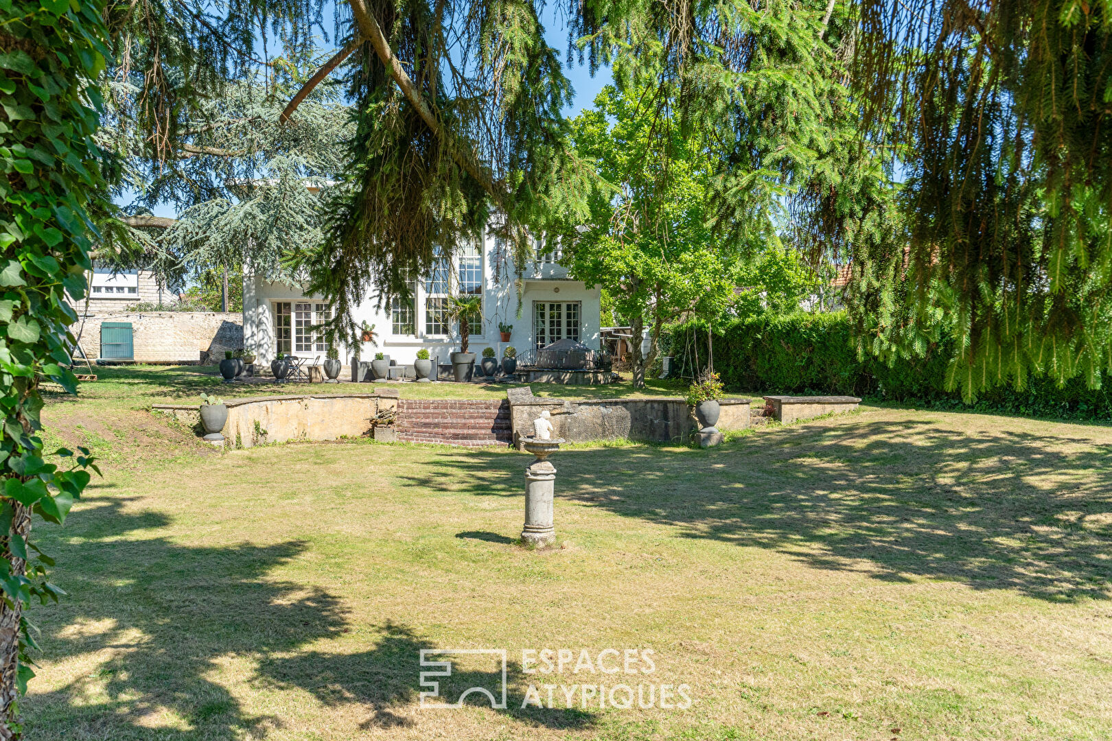 Maison des années 30 avec grand jardin arboré dans le centre du Perray