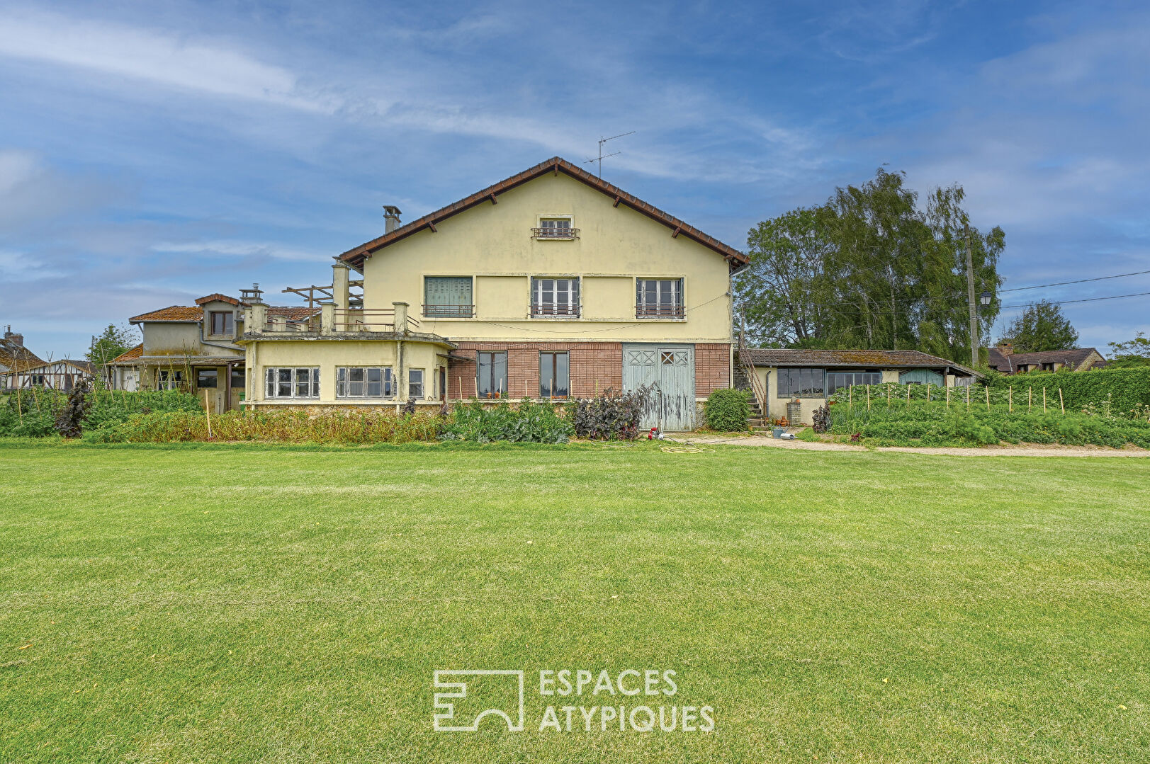 Opportunity to Renovate a Charming 1930s House a few kilometers from Dampierre en Yvelines,